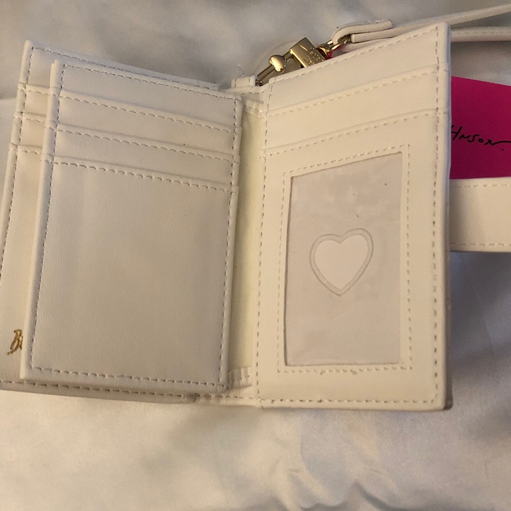 Betsey Johnson XOLEAH White Card Case Wallet Embossed Heart Pattern + Strap NWT - Picture 13 of 16